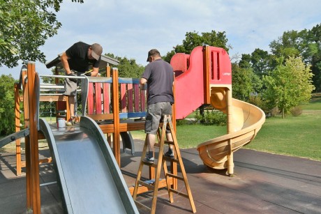 Városszerte festik a játszótéri eszközöket a következő hetekben